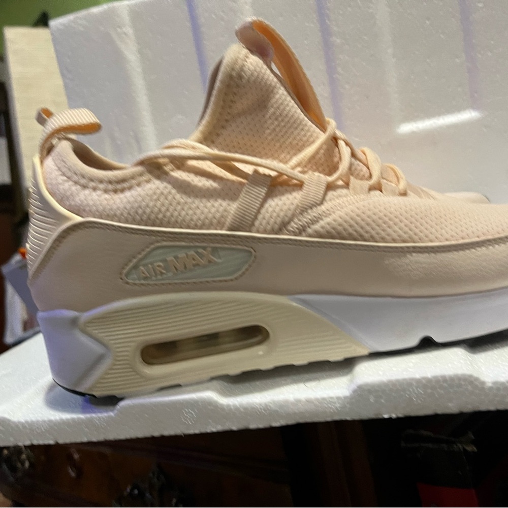 Nike women’s AirMax 90s ez Size 9.5
